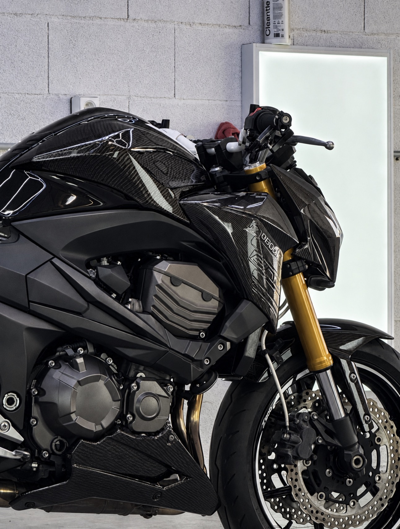 Cockpit Kawasaki Z800 après covering carbon TECKWRAP — tête de fourche et réservoir