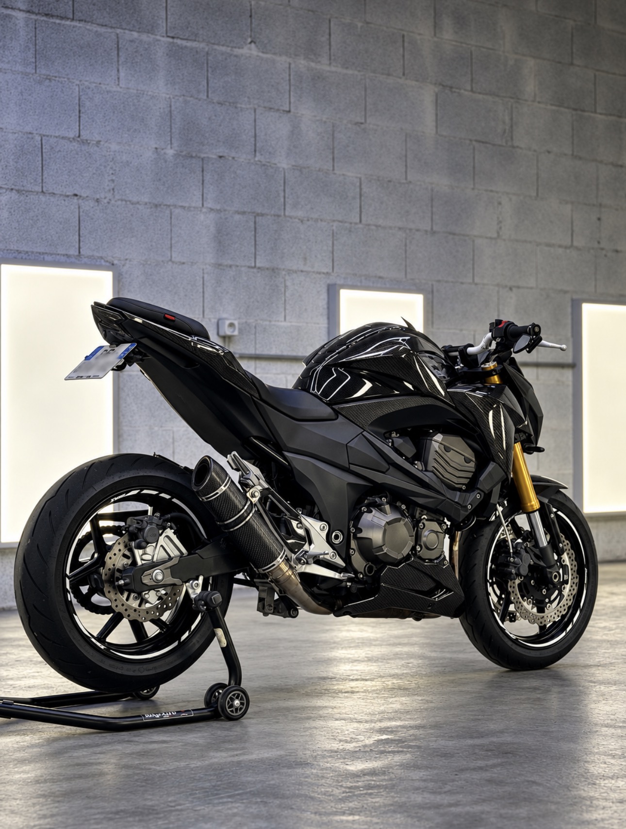 Kawasaki Z800 après covering carbon TECKWRAP par PURE DETAIL — vue 3/4 arrière