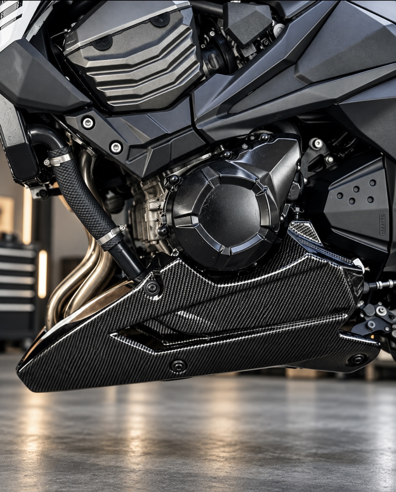 Cache moteur Kawasaki Z800 en covering carbon TECKWRAP — détail de la découpe