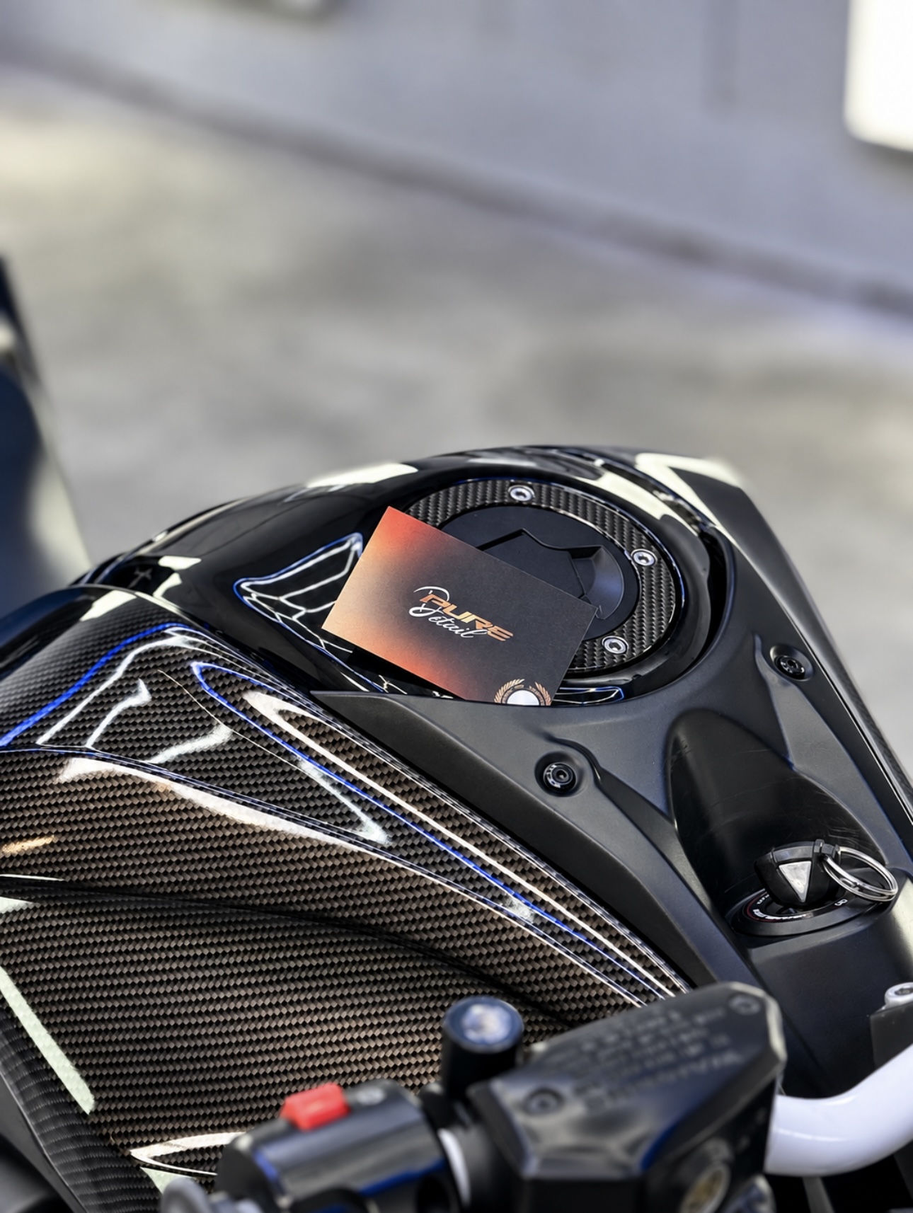 Détail du réservoir Kawasaki Z800 covering carbon TECKWRAP avec la carte PURE DETAIL